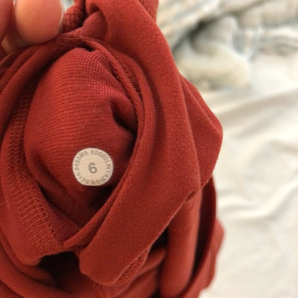 Lululemon size 6 align shorts 4” cayenne - Picture 5 of 5